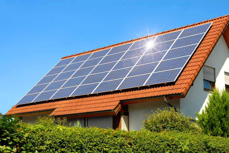 红色屋顶上的太阳能电池板正在采集能量